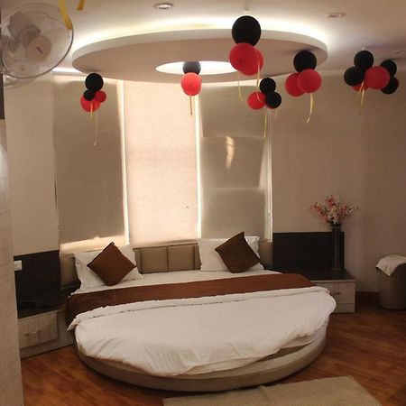 Отель K3 Club Residency Джханси Экстерьер фото