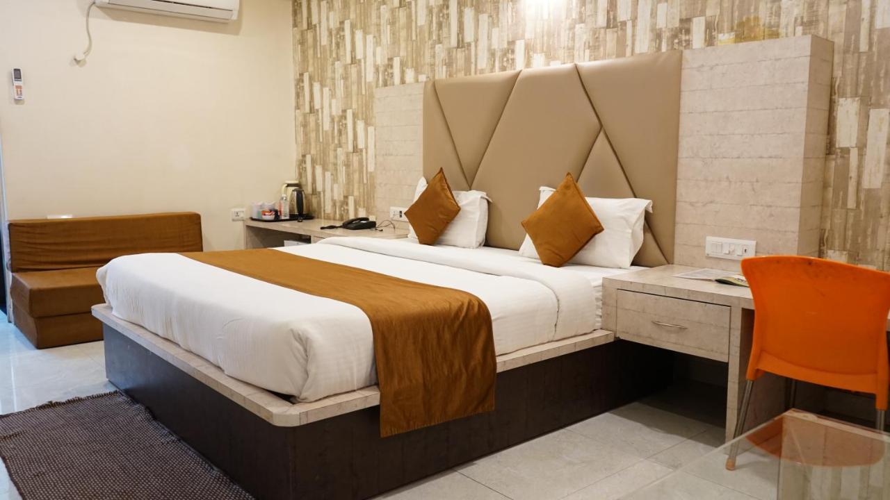 Отель K3 Club Residency Джханси Экстерьер фото